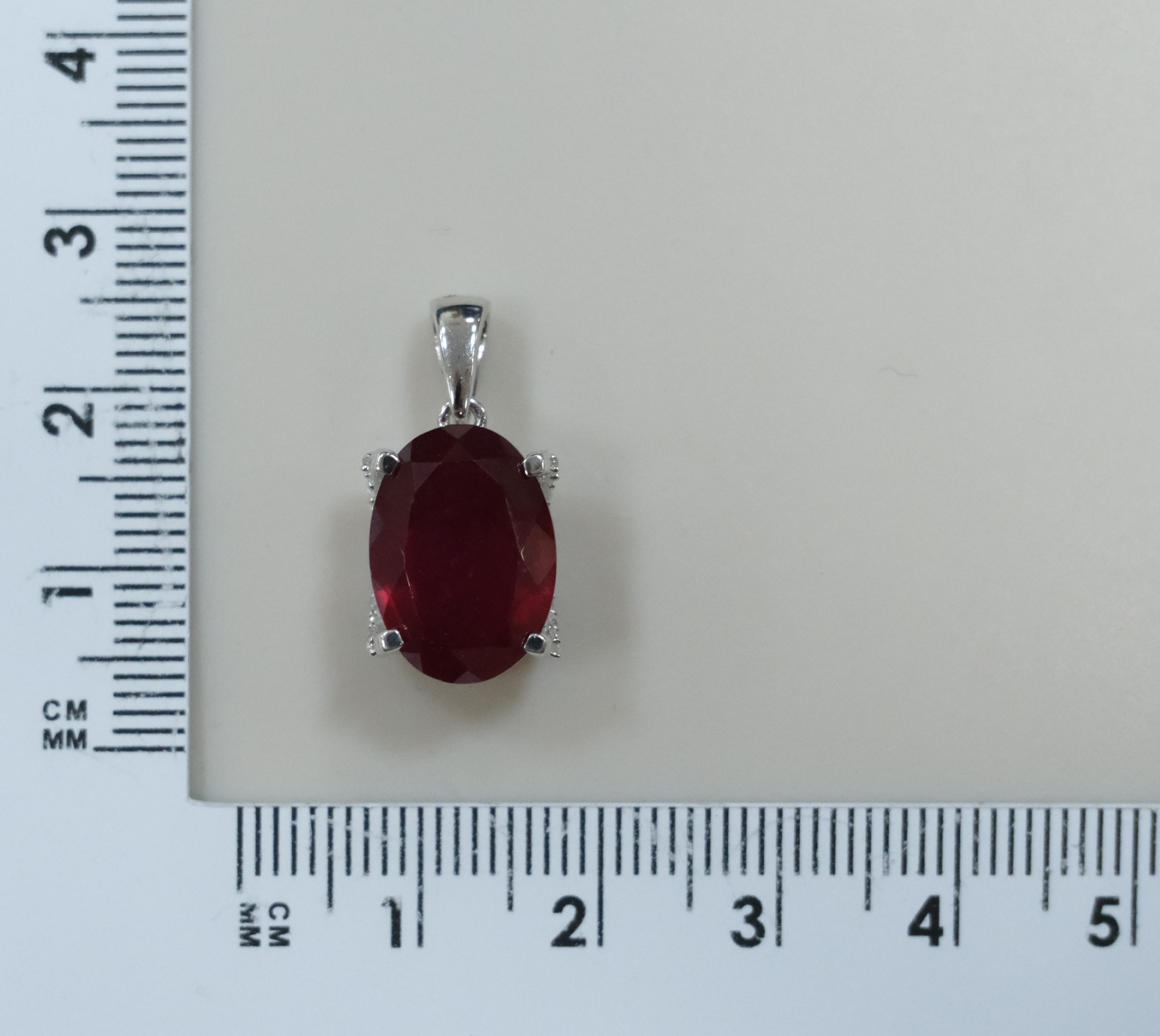 Серебряная подвеска с рубином